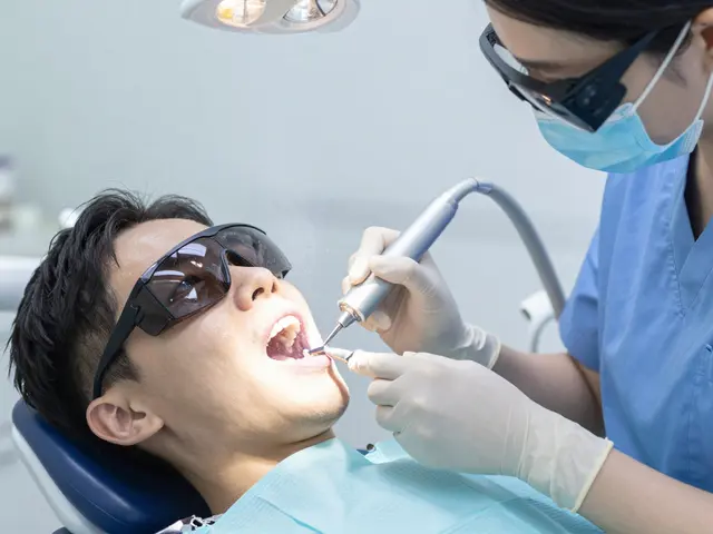 Jak probíhá pískování zubů? Celý proces od začátku do konce