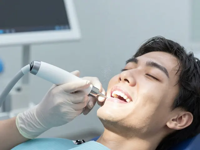 Čím pískovat zuby? Nejlepší způsoby a co se vyplatí použít