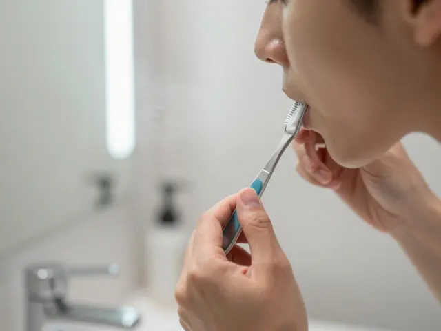 Jak se používá škrabka na jazyk?