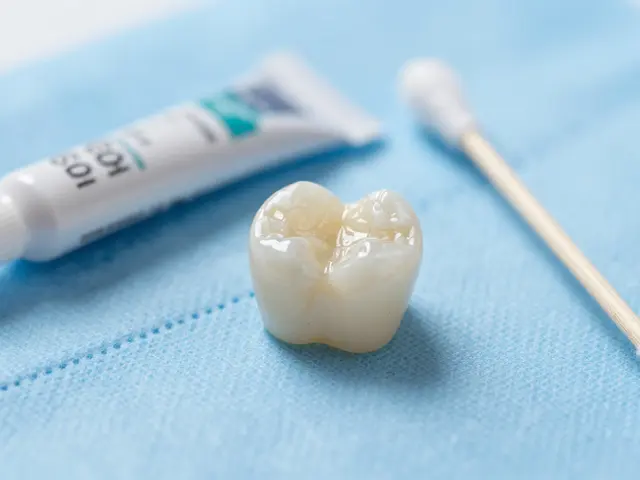 Čím přilepit umělý zub? Bezpečné řešení a varování před domácími opravami