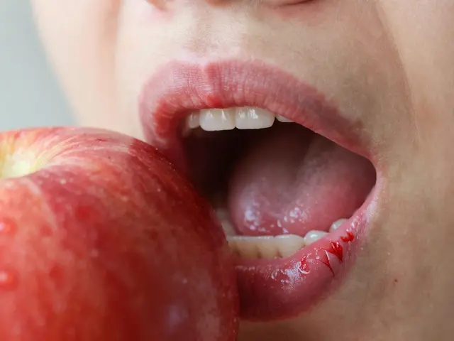 Jak se projevuje paradentóza? Příznaky, příčiny a řešení kyretáže